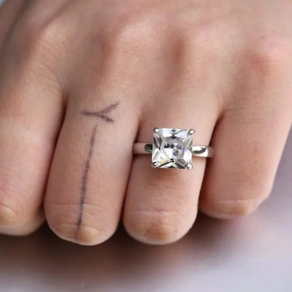 NEW!! 💎 Women’s Luxury Cubic Zirconia Ring